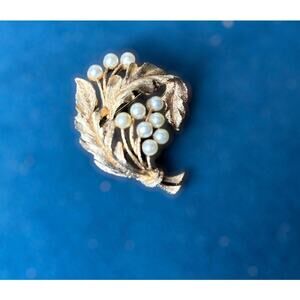 Vintage J.J. Brooch gold tone leaves and pearls
